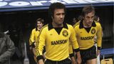 Die Dortmunder Mirko Votava (links hinten), Erwin Kostedde (vorne) und Burkhard Segler liefen 1977 mit dem Schriftzug Samson auf. Der BVB hatte ein Jahr zuvor den Tabakhersteller aus den Niederlanden als ersten Trikotsponsor gewonnen. Alkohol- und Tabak-Produkte waren damals kein Problem.