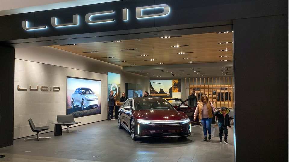 Ein Auto von Lucid steht in einem Showroom