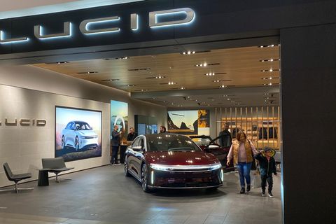 Ein Auto von Lucid steht in einem Showroom