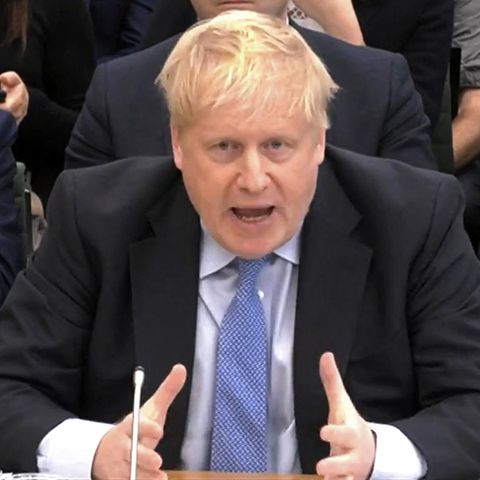 Boris Johnson sitzt im britischen Unterhaus und gestikuliert beim Sprechen