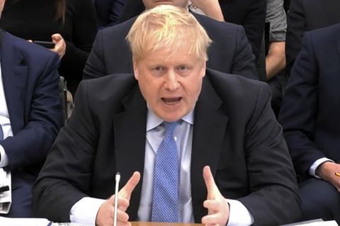 Boris Johnson sitzt im britischen Unterhaus und gestikuliert beim Sprechen