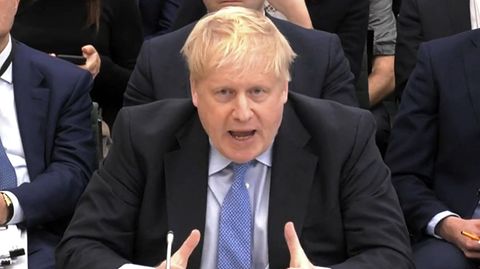 Boris Johnson sitzt im britischen Unterhaus und gestikuliert beim Sprechen
