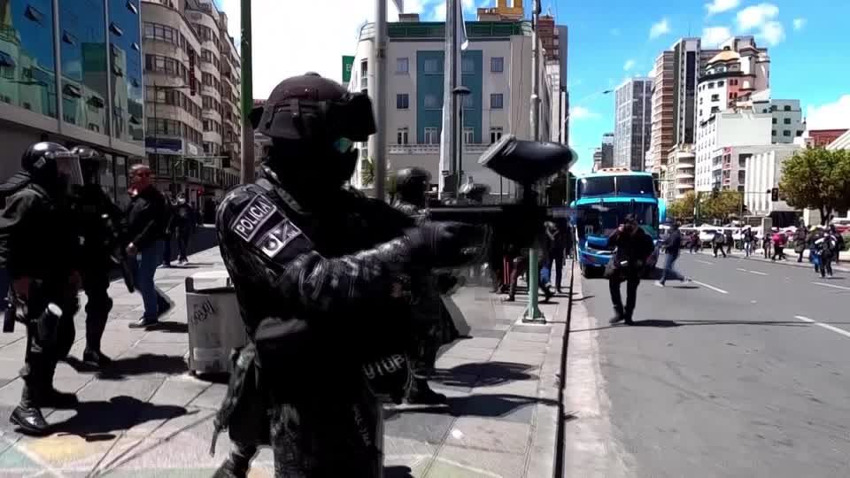 Video: Aufstand der Lehrkräfte: Polizei in La Paz feuert mit Gummigeschossen auf Demonstrierende Video: Aufstand der Lehrkräfte: Polizei in La Paz feuert mit Gummigeschossen auf Demonstrierende