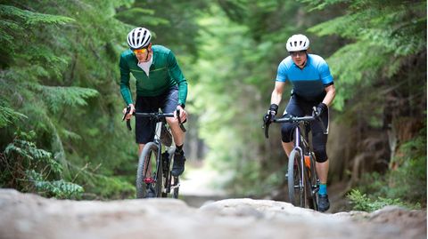 Geschenke für Radfahrer: Zwei Gravelbiker radeln in einem Nadelwald