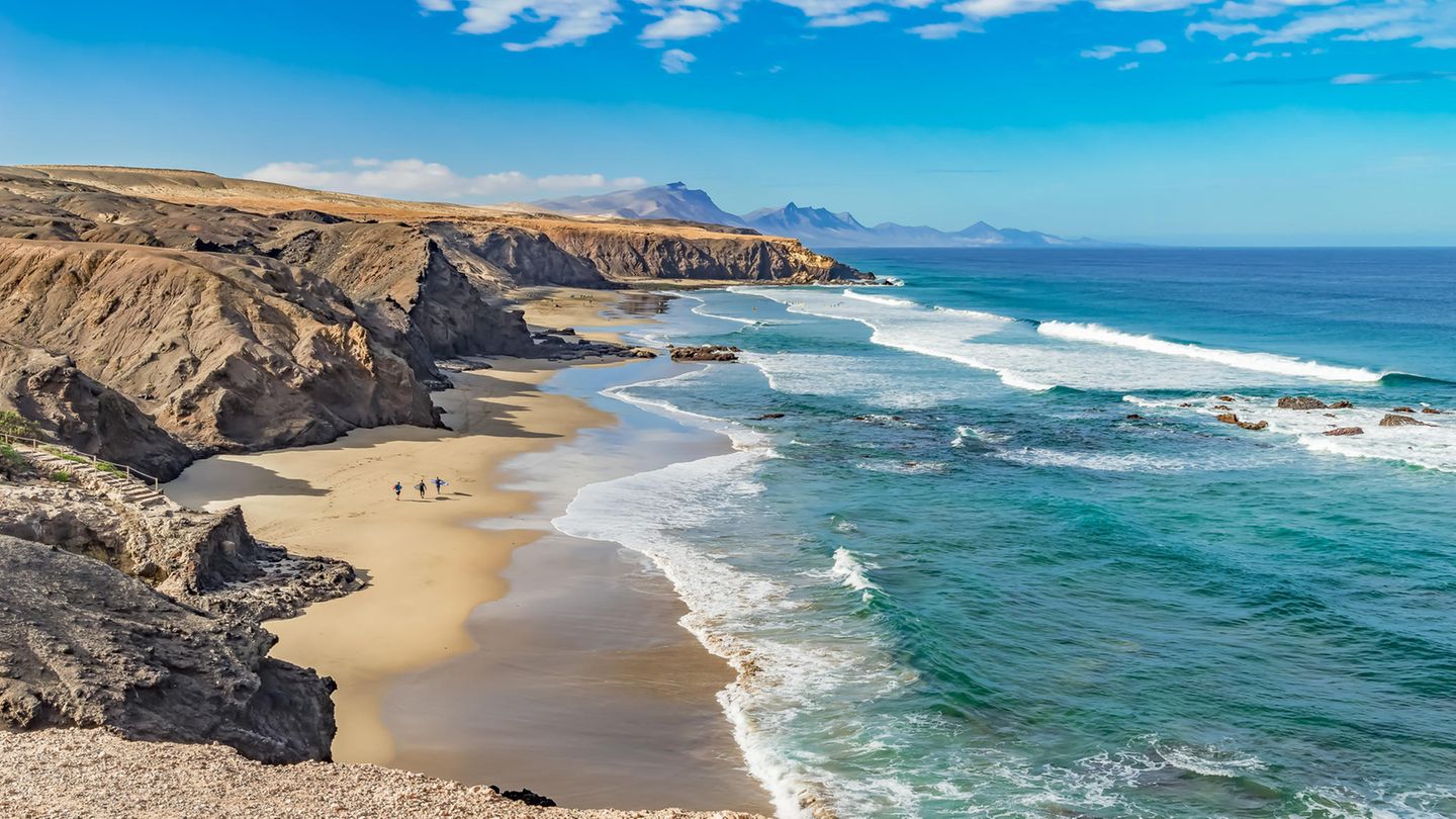 Fuerteventura, Spanien Sonnengarantie zum Schnäppchenpreis – das kriegen Urlauber auf Fuerteventura. Durchschnittlich 19 Grad Celsius, ein mildes Klima und Traumstrände gibt es hier für unter 100 Euro. Ferienhaus (Durchschnittspreis pro Nacht): 99 Euro Mietwagen (Durchschnittspreis pro Tag): 31,80 Euro