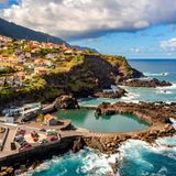 Wenn es um einen sonnigen Urlaub im Frühling geht, darf natürlich auch Portugals Blumeninsel nicht fehlen. Auf Madeira herrschen im April um die 17 Grad Celsius – und eine beeindruckende Blütenpracht, die sich über die gesamte Insel erstreckt.  Ferienhaus (Durchschnittspreis pro Nacht): 118 Euro  Mietwagen (Durchschnittspreis pro Tag): 59,69 Euro