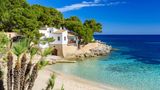 Mallorca ist nach wie vor das beliebteste Reiseziel der Deutschen – auch für den Osterurlaub. Dabei zählt die spanische Baleareninsel in diesem Jahr zu den teureren Urlaubszielen im April. Touristen können sich aber auf Sonne satt bei etwa 16 Grad Celsius freuen.  Ferienhaus (Durchschnittspreis pro Nacht): 194 Euro  Mietwagen (Durchschnittspreis pro Tag): 49,49 Euro