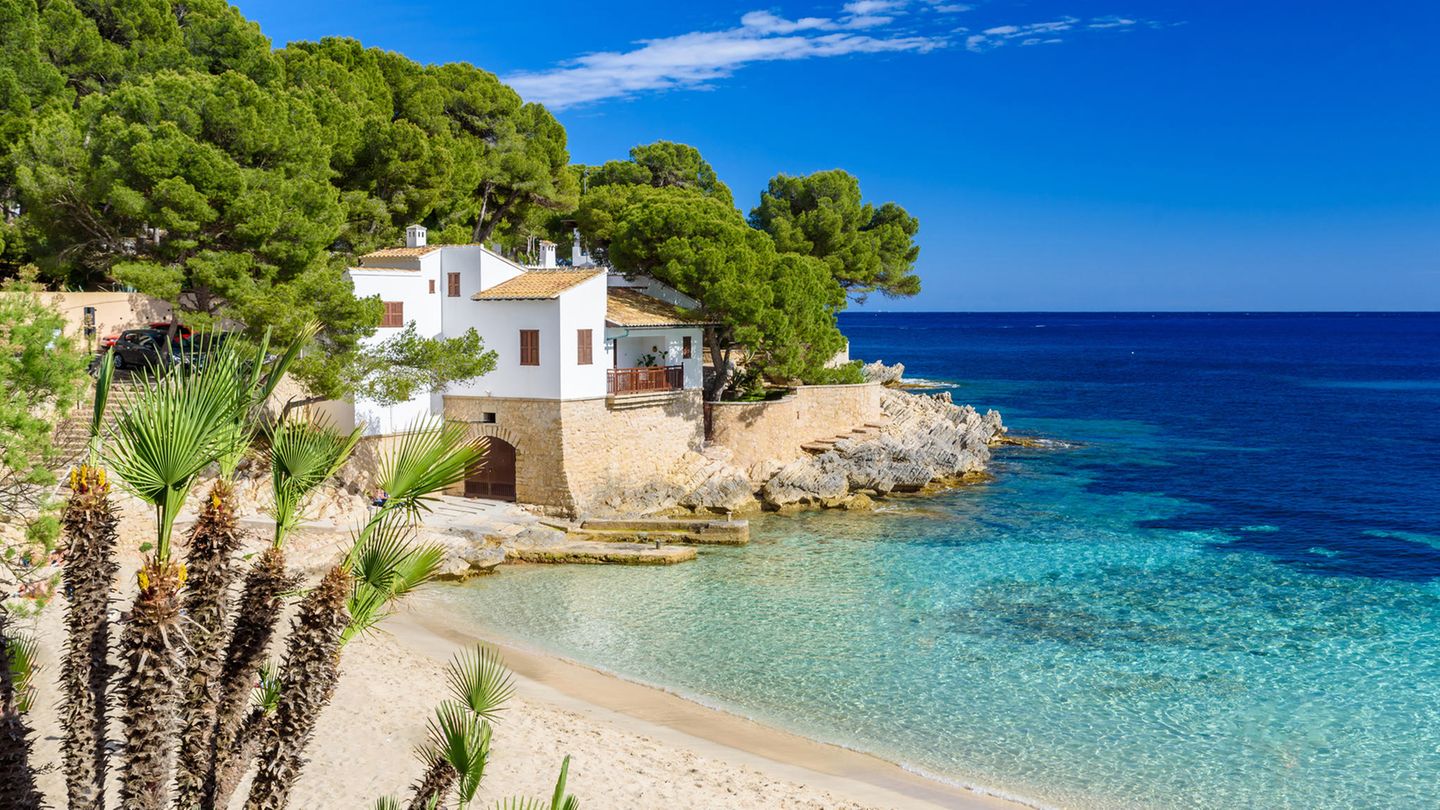 Mallorca, Spanien Mallorca ist nach wie vor das beliebteste Reiseziel der Deutschen – auch für den Osterurlaub. Dabei zählt die spanische Baleareninsel in diesem Jahr zu den teureren Urlaubszielen im April. Touristen können sich aber auf Sonne satt bei etwa 16 Grad Celsius freuen. Ferienhaus (Durchschnittspreis pro Nacht): 194 Euro Mietwagen (Durchschnittspreis pro Tag): 49,49 Euro