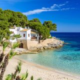 Mallorca ist nach wie vor das beliebteste Reiseziel der Deutschen – auch für den Osterurlaub. Dabei zählt die spanische Baleareninsel in diesem Jahr zu den teureren Urlaubszielen im April. Touristen können sich aber auf Sonne satt bei etwa 16 Grad Celsius freuen.  Ferienhaus (Durchschnittspreis pro Nacht): 194 Euro  Mietwagen (Durchschnittspreis pro Tag): 49,49 Euro