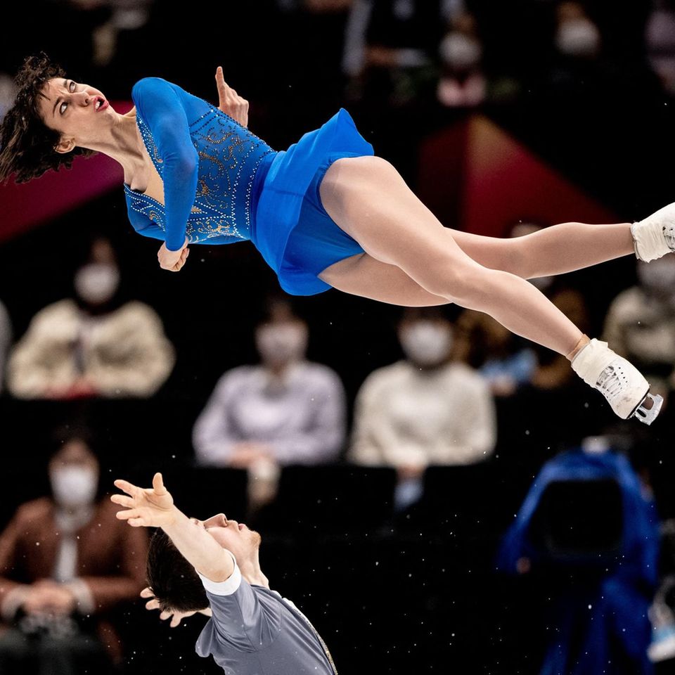 Saitama, Japan. Die Rasanz ihrer Drehung lässt sich an Camille Kovalevs Gesicht ablesen. Gemeinsam mit ihrem Ehemann Pavel zeigt die französische Eisläuferin bei der Eiskunstlauf-Weltmeisterschaft in der Paarlauf-Kür ihr Können.