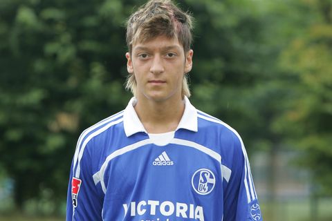 Mesut Özil am Beginn seiner Karriere. Das Foto wurde im Juli 2006 aufgenommen. Der hochtalentierte 17-Jährige gehört seit einem Jahr zum Profikader von Schalke 04. Özil ist gebürtiger Gelsenkrichener. Seine Heimatstadt lässt er schnell hinter sich.