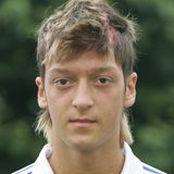 Mesut Özil am Beginn seiner Karriere. Das Foto wurde im Juli 2006 aufgenommen. Der hochtalentierte 17-Jährige gehört seit einem Jahr zum Profikader von Schalke 04. Özil ist gebürtiger Gelsenkrichener. Seine Heimatstadt lässt er schnell hinter sich.