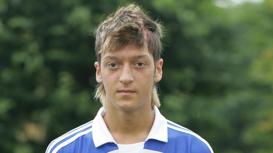 Mesut Özil am Beginn seiner Karriere. Das Foto wurde im Juli 2006 aufgenommen. Der hochtalentierte 17-Jährige gehört seit einem Jahr zum Profikader von Schalke 04. Özil ist gebürtiger Gelsenkrichener. Seine Heimatstadt lässt er schnell hinter sich.