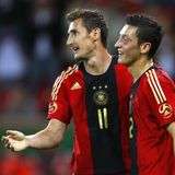 Seine Karriere nimmt Fahrt auf. Im gleichen Jahr beruft Bundestrainer Joachim Löw den Hochbegabten das erste Mal in die Nationalelf. In einem Testspiel gegen Südafrika in Leverkusen schießt er das erste Tor für Deutschland (die Treffer in den DFB- Nachwuchsmannschaften nicht mit eingerechnet), und Miroslav Klose gratuliert.