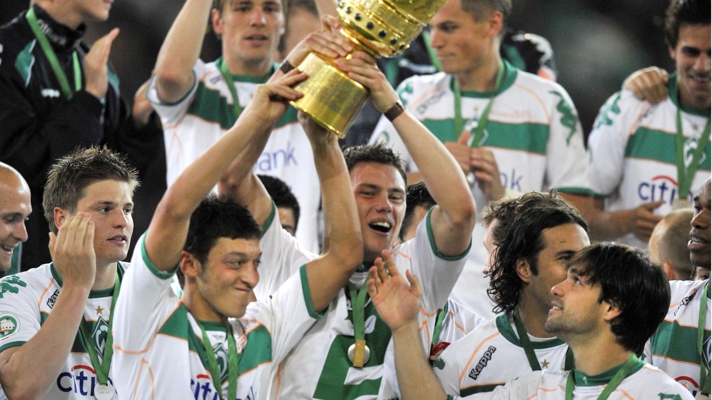 Die nächste Station führt ihn im Januar 2008 zu Werder Bremen. Dort spielt er unter anderem mit Diego (r. unten) und Claudio Pizarro zusammen (hinter Diego verdeckt). Knapp anderthalb Jahre später feiert er mit dem Gewinn des DFB-Pokals seinen ersten großen sportlichen Erfolg. Im Finale erzielt Özil das Siegtor.