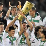 Die nächste Station führt ihn im Januar 2008 zu Werder Bremen. Dort spielt er unter anderem mit Diego (r. unten) und Claudio Pizarro zusammen (hinter Diego verdeckt). Knapp anderthalb Jahre später feiert er mit dem Gewinn des DFB-Pokals seinen ersten großen sportlichen Erfolg. Im Finale erzielt Özil das Siegtor.