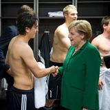 Nach dem Spiel gegen die Türkei entsteht ein berühmtes Foto: Bundeskanzlerin Angela Merkel stattet der Umkleidekabine des Nationalelf einen Besuch ab und gratuliert Özil per Handschlag. Der deutschen Politik ist sehr daran gelegen, Özil als gelungenes Beispiel für eine gelungene Integration darzustellen.