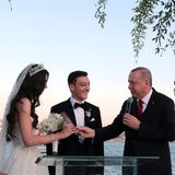 2019 heiratet Özil seine Freundin Amine Gülse in Istanbul, mit der mittlerweile zwei Töchter hat. Trauzeuge ist Erdogan, dem Özil die Treue hält. Sportlich spielt er bei Arsenal keine Rolle mehr.
