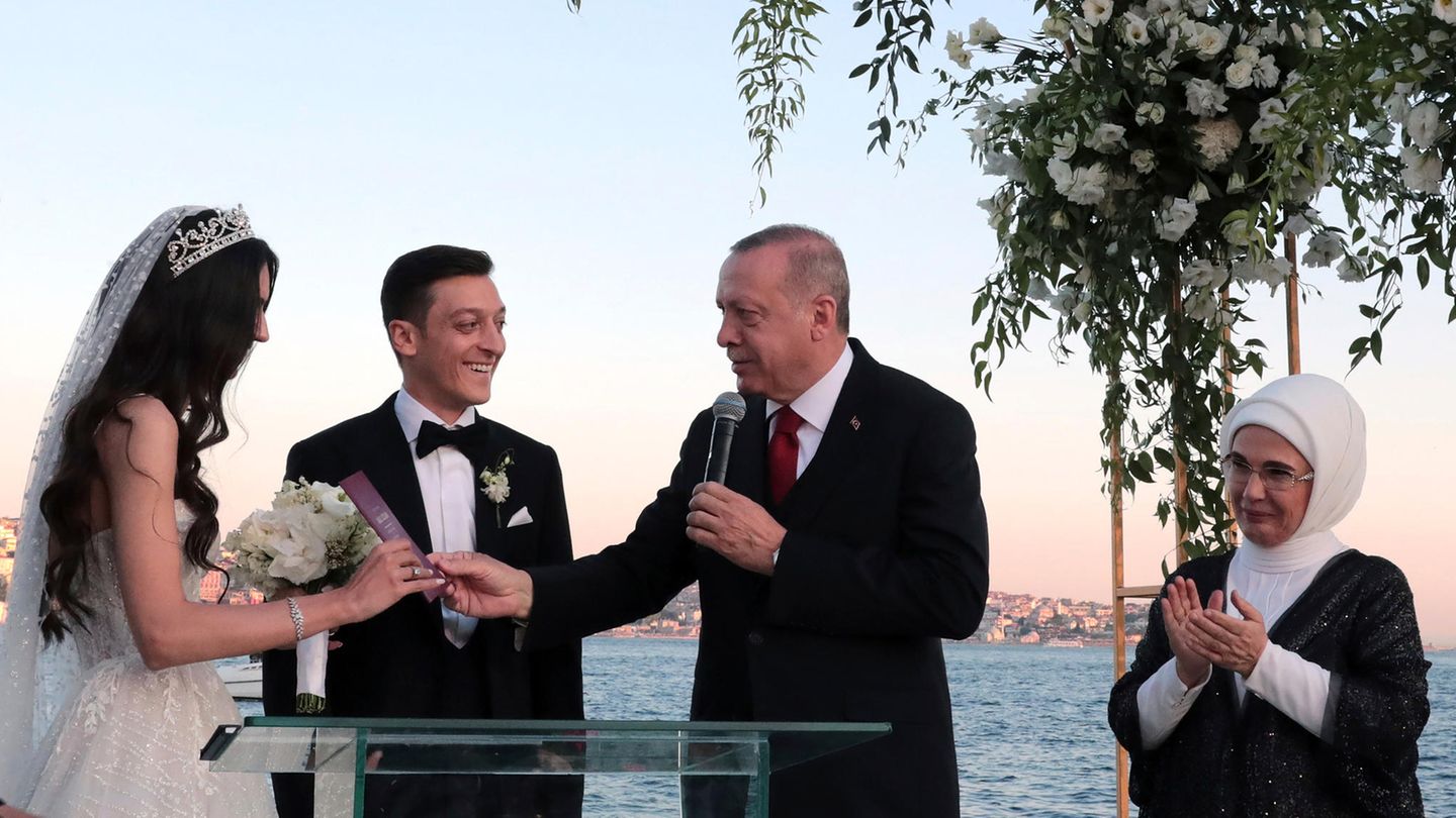 2019 heiratet Özil seine Freundin Amine Gülse in Istanbul, mit der mittlerweile zwei Töchter hat. Trauzeuge ist Erdogan, dem Özil die Treue hält. Sportlich spielt er bei Arsenal keine Rolle mehr.