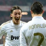 Mesut Özil kann das vorerst egal sein. Er wechselt 2010 für geschätzte 18 Millionen Euro von Werder Bremen zu Real Madrid. Und wird dort zum Lieblingsvorlagengeber von Ronaldo.