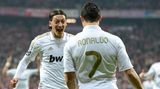 Mesut Özil kann das vorerst egal sein. Er wechselt 2010 für geschätzte 18 Millionen Euro von Werder Bremen zu Real Madrid. Und wird dort zum Lieblingsvorlagengeber von Ronaldo.