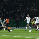 Bei Mesut Özil geht es niemals nur um Fußball. Schon die Berufung in die Nationalelf wird zu einem Politikum, weil ihm die Fans und der Fußball-Verband aus der Heimat seiner Eltern die Entscheidung übel nehmen. Im EM-Qualifikationsspiel gegen die Türkei im Oktober 2010 wird er von knapp 40.000 türkischen Anhängern im Berliner Olympiastadion gnadenlos ausgepfiffen. Doch Özil bewahrt die Nerven und erzielt sogar ein Tor beim 3:0-Sieg.