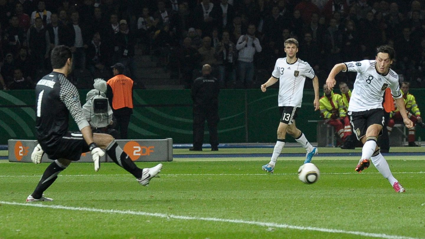 Umstritten und bewundert: Bei Mesut Özil geht es niemals nur um Fußball. Schon die Berufung in die Nationalelf wird zu einem Politikum, weil ihm die Fans und der Fußball-Verband aus der Heimat seiner Eltern die Entscheidung übel nehmen. Im EM-Qualifikationsspiel gegen die Türkei im Oktober 2010 wird er von knapp 40.000 türkischen Anhängern im Berliner Olympiastadion gnadenlos ausgepfiffen. Doch Özil bewahrt die Nerven und erzielt sogar ein Tor beim 3:0-Sieg. Bei Mesut Özil geht es niemals nur um Fußball. Schon die Berufung in die Nationalelf wird zu einem Politikum, weil ihm die Fans und der Fußball-Verband aus der Heimat seiner Eltern die Entscheidung übel nehmen. Im EM-Qualifikationsspiel gegen die Türkei im Oktober 2010 wird er von knapp 40.000 türkischen Anhängern im Berliner Olympiastadion gnadenlos ausgepfiffen. Doch Özil bewahrt die Nerven und erzielt sogar ein Tor beim 3:0-Sieg.
