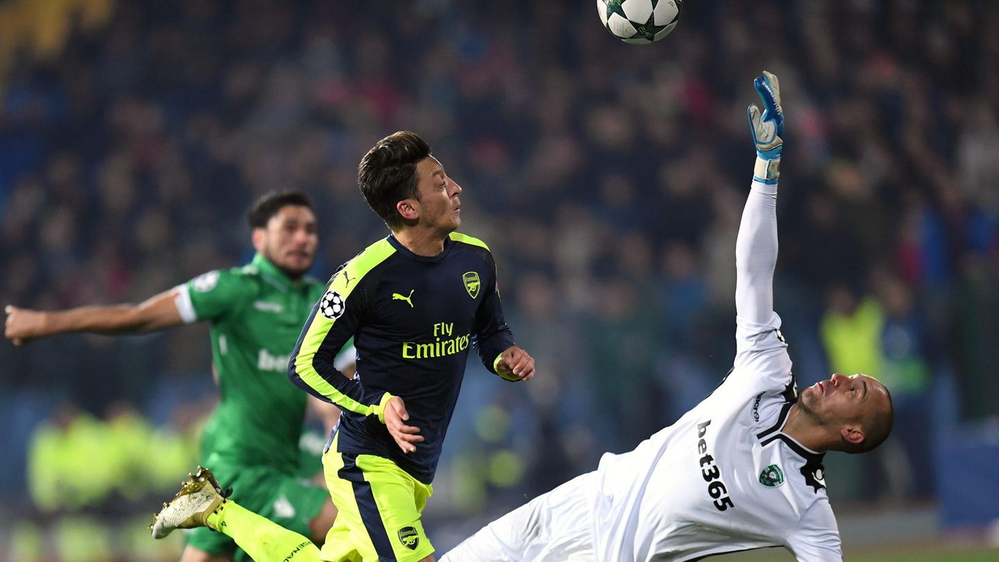 Umstritten und bewundert: Mit Arsenal London holt Özil vier Mal den englischen Pokal. Im November 2016 schießt er in der Champions-League-Gruppenphase gegen Ludogorez Rasgrad das wohl schönste Tor seiner Karriere. Was folgt, ist ein langsam beginnender sportlicher Abstieg. Mit Arsenal London holt Özil vier Mal den englischen Pokal. Im November 2016 schießt er in der Champions-League-Gruppenphase gegen Ludogorez Rasgrad das wohl schönste Tor seiner Karriere. Was folgt, ist ein langsam beginnender sportlicher Abstieg.