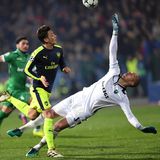 Mit Arsenal London holt Özil vier Mal den englischen Pokal. Im November 2016 schießt er in der Champions-League-Gruppenphase gegen Ludogorez Rasgrad das wohl schönste Tor seiner Karriere. Was folgt, ist ein langsam beginnender sportlicher Abstieg.