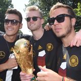 Der große Triumph: Özil feiert mit André Schürrle und Mario Götze in Berlin den WM-Titel. Die Vorlage zum Siegtreffer durch Götze im Finale des Maracana-Stadions in Rio de Janeiro kam ausnahmsweise von Schürrle. Noch ist die Beziehung zum DFB und zur Nationalelf intakt, doch das wird sich später ändern.