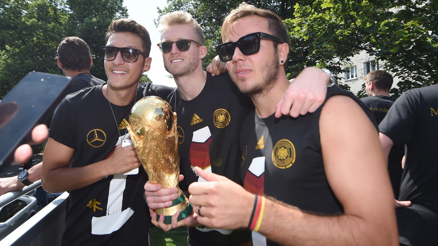 Umstritten und bewundert: Der große Triumph: Özil feiert mit André Schürrle und Mario Götze in Berlin den WM-Titel. Die Vorlage zum Siegtreffer durch Götze im Finale des Maracana-Stadions in Rio de Janeiro kam ausnahmsweise von Schürrle. Noch ist die Beziehung zum DFB und zur Nationalelf intakt, doch das wird sich später ändern. Der große Triumph: Özil feiert mit André Schürrle und Mario Götze in Berlin den WM-Titel. Die Vorlage zum Siegtreffer durch Götze im Finale des Maracana-Stadions in Rio de Janeiro kam ausnahmsweise von Schürrle. Noch ist die Beziehung zum DFB und zur Nationalelf intakt, doch das wird sich später ändern.