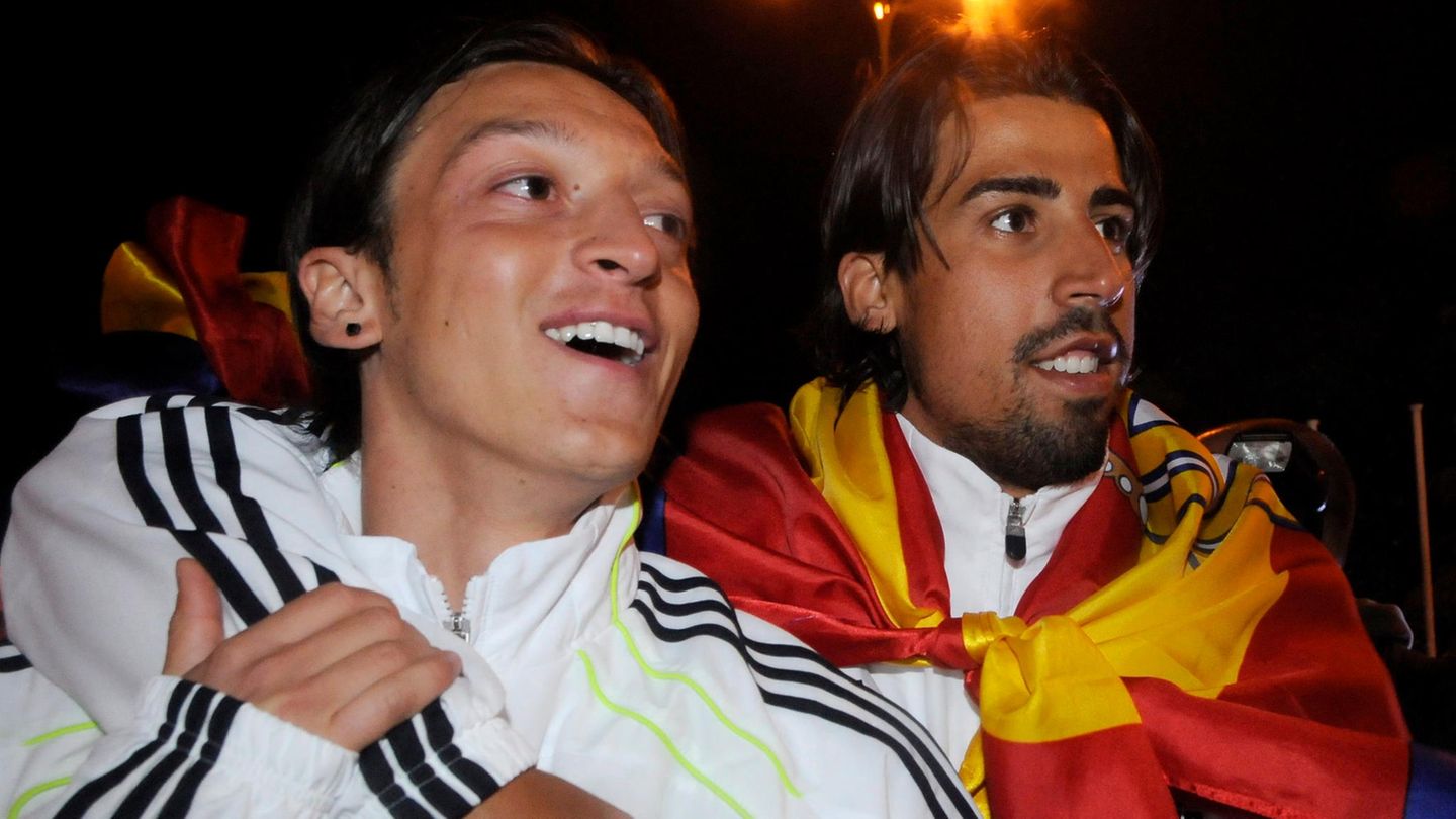 Mesut Özil und Sami Khedira kicken zusammen bei Real. 2011 feiern sie den Gewinn der Copa del Rey, des spanischen Pokals. Insgesamt spielt Özil drei Jahre für die Königlichen und gewinnt neben dem Pokal Meistertitel und Supercup. Auch wenn der feine Techniker torgefährlich ist, seine große Kunst besteht darin, Tore genial vorzubereiten. 2013 wechselt er für 50 Millionen Euro von Real Madrid zu Arsenal London, was damals in Spanien für viel Unverständnis sorgt. Ronaldo schimpft am lautesten, weil er seinen genialen Passgeber verliert. Hintergrund ist, dass Özils Vater die Verhandlungen um eine Vertragsverlängerung durch Türknallen und überzogene Forderungen an die Wand gefahren hat. Kurz danach trennt sich Özil von seinem Vater als Berater.