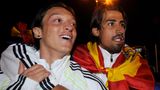 Mesut Özil und Sami Khedira kicken zusammen bei Real. 2011 feiern sie den Gewinn der Copa del Rey, des spanischen Pokals. Insgesamt spielt Özil drei Jahre für die Königlichen und gewinnt neben dem Pokal Meistertitel und Supercup. Auch wenn der feine Techniker torgefährlich ist, seine große Kunst besteht darin, Tore genial vorzubereiten. 2013 wechselt er für 50 Millionen Euro von Real Madrid zu Arsenal London, was damals in Spanien für viel Unverständnis sorgt. Ronaldo schimpft am lautesten, weil er seinen genialen Passgeber verliert. Hintergrund ist, dass Özils Vater die Verhandlungen um eine Vertragsverlängerung durch Türknallen und überzogene Forderungen an die Wand gefahren hat. Kurz danach trennt sich Özil von seinem Vater als Berater.