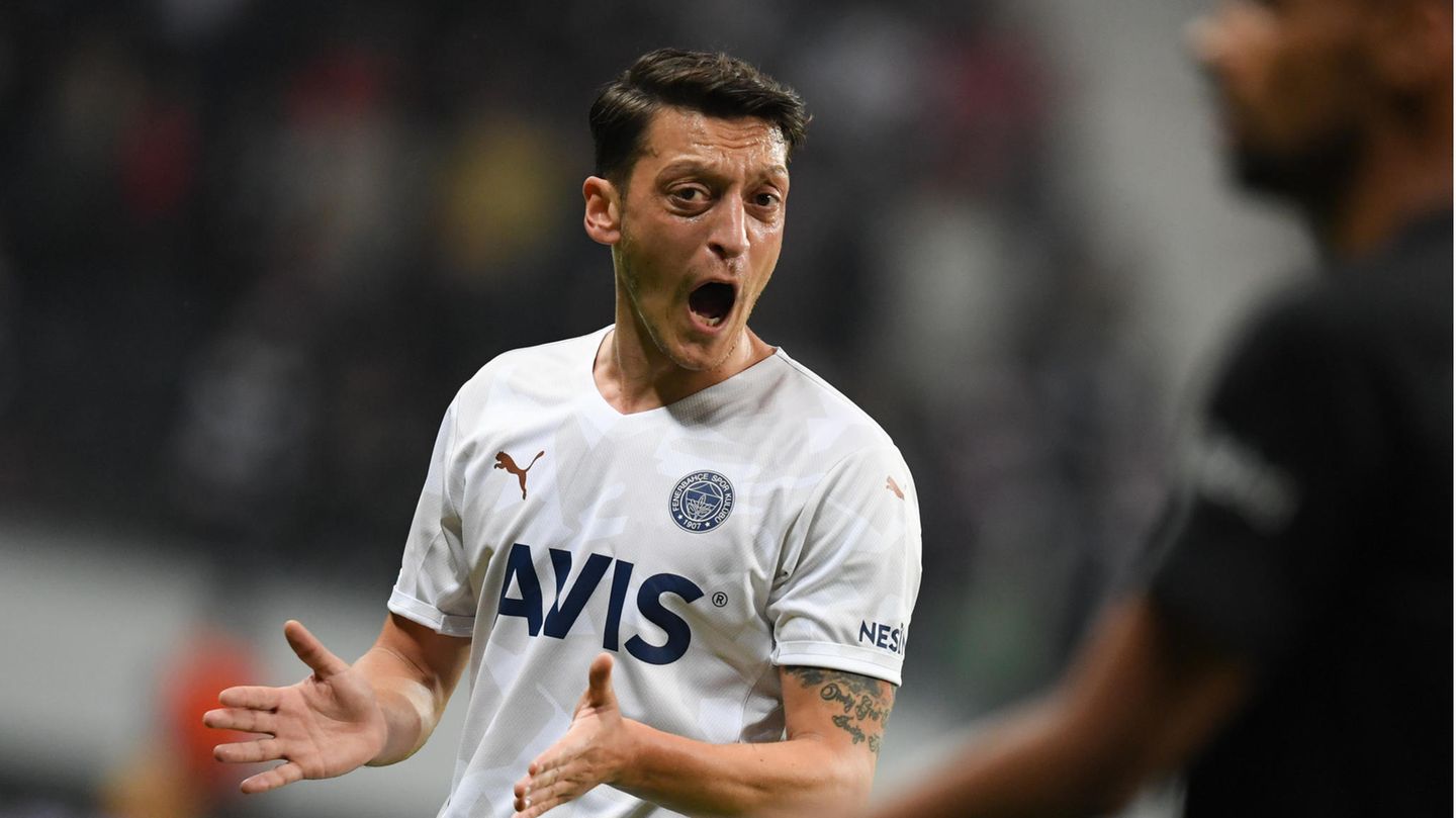 Arsenal will den Großverdiener unbedingt loswerden. Zunächst weigert sich Özil, im Januar 2021 ist es aber so weit. Der mittlerweile 32-Jährige wechselt zu Fenerbahce Istanbul. Özil wird mit großem Bahnhof in der Türkei begrüßt. Sportlich findet Özil aber schon lange nicht mehr zu alter Stärke. Anderthalb Jahre später trennt sich Fenerbahce kühl vom einstigen Hoffnungsträger (hier in einem Europa-League Spiel gegen Eintracht Frankfurt). Özil wechselt noch einmal zum Istanbuler Klub Basaksehir, läuft aber nur vier Mal auf und bringt es auf lediglich 70 Minuten Einsatzzeit insgesamt. Zeit also, sich von der Fußball-Bühne zu verabschieden.