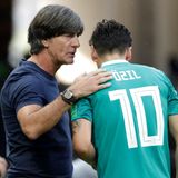Es kommt zum Bruch zwischen dem DFB und Özil, der nach dem frühen Aus seinen Rücktritt erklärt und den DFB scharf kritisiert. Unter anderem wirft er dem Verband Rassismus vor. In der Tat geben der DFB und die Nationalelf ein teilweise beschämendes Bild ab, gleichzeitig gelingt es Gündogan, sich mit einer erklärenden Stellungnahme aus dem Schussfeld zu nehmen. Özil hingegen trägt mit seinem Verhalten zur Trennung bei. Für Bundestrainer Joachim Löw ist das Verhalten von Özil, seinem erklärten Lieblingsspieler, enttäuschend, zumal er sich immer schützend vor ihn gestellt hat. Bis heute weigert sich Özil , mit Löw zu reden.