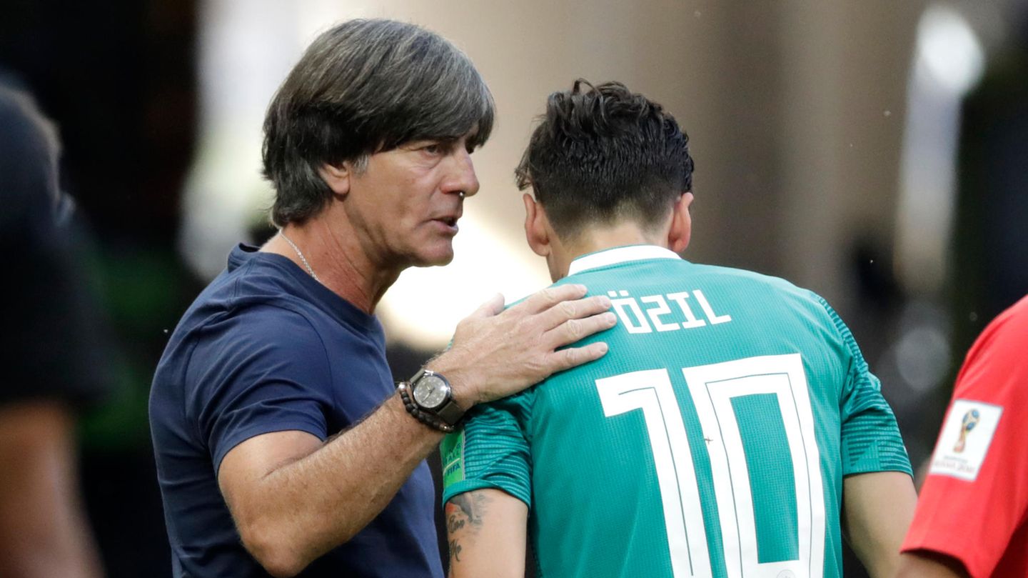 Es kommt zum Bruch zwischen dem DFB und Özil, der nach dem frühen Aus seinen Rücktritt erklärt und den DFB scharf kritisiert. Unter anderem wirft er dem Verband Rassismus vor. In der Tat geben der DFB und die Nationalelf ein teilweise beschämendes Bild ab, gleichzeitig gelingt es Gündogan, sich mit einer erklärenden Stellungnahme aus dem Schussfeld zu nehmen. Özil hingegen trägt mit seinem Verhalten zur Trennung bei. Für Bundestrainer Joachim Löw ist das Verhalten von Özil, seinem erklärten Lieblingsspieler, enttäuschend, zumal er sich immer schützend vor ihn gestellt hat. Bis heute weigert sich Özil , mit Löw zu reden.