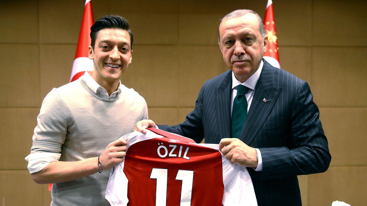 Umstritten und bewundert: Dieses Foto leitet Özils Abstieg ein. Im Mai vor der Wel,eisterschafft in Russland lässt Özil sich mit dem in Deutschland umstrittenen türkischen Präsidente Recep Tayyip Erdogan ablichten. In der deutschen Öffentlichkeit werden Özil und Ilkay Gündogan, der bei der Fotosession ebenfalls dabei war, zerrissen. Bei einem Länderspiel in Klagenfurt kommt es zu üblen Pfiffen aus dem deutschen Fan-Block. Das Thema überschattet die ganze WM in Russland. Dieses Foto leitet Özils Abstieg ein. Im Mai vor der Wel,eisterschafft in Russland lässt Özil sich mit dem in Deutschland umstrittenen türkischen Präsidente Recep Tayyip Erdogan ablichten. In der deutschen Öffentlichkeit werden Özil und Ilkay Gündogan, der bei der Fotosession ebenfalls dabei war, zerrissen. Bei einem Länderspiel in Klagenfurt kommt es zu üblen Pfiffen aus dem deutschen Fan-Block. Das Thema überschattet die ganze WM in Russland.