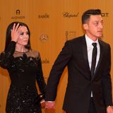 Wenn Superstar Özil, wie hier zu einer Bambi-Verleihung in Berlin 2015, mit seiner damaligen Freundin, der Sängerin Mandy Capristo, auftaucht, sind die Boulevardmedien in heller Aufregung.