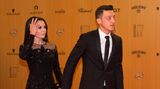 Wenn Superstar Özil, wie hier zu einer Bambi-Verleihung in Berlin 2015, mit seiner damaligen Freundin, der Sängerin Mandy Capristo, auftaucht, sind die Boulevardmedien in heller Aufregung.