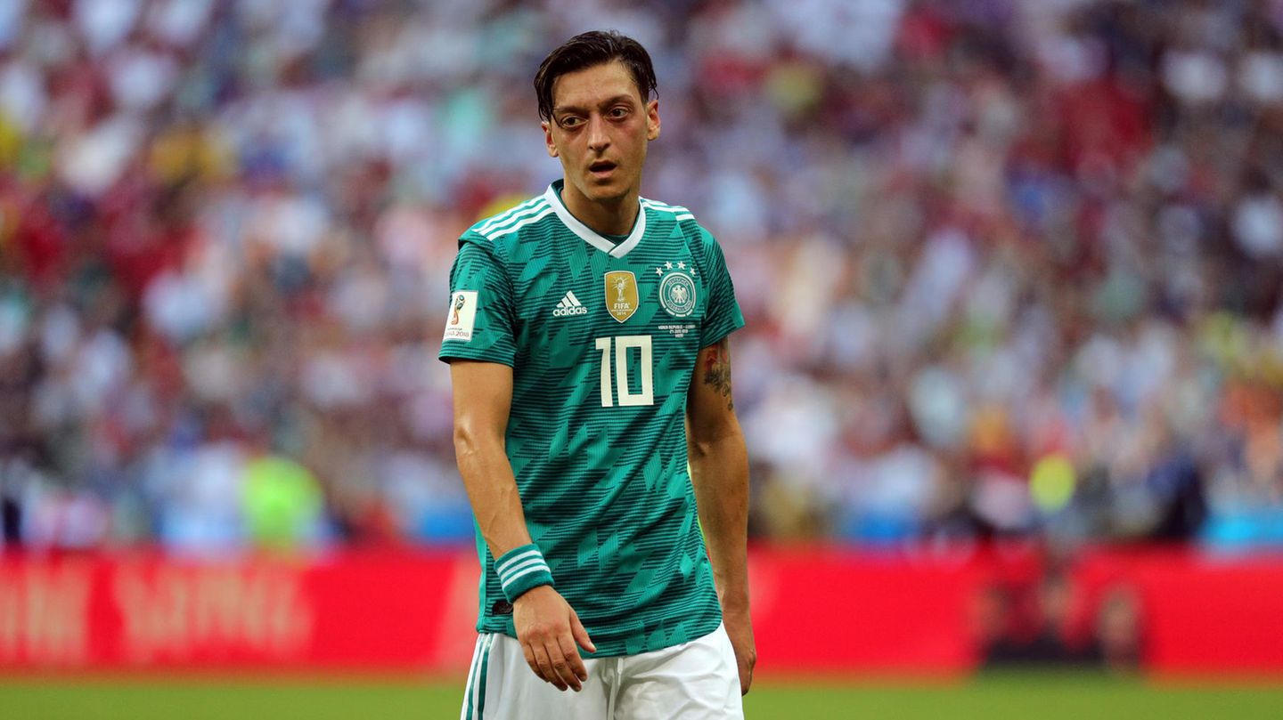 Mit der unschönen Trennung endet eine so überaus erfolgreiche Nationalmannschaftskarriere im Streit. Özil kommt am Ende auf 92 Länderspiele und 23 Tore. Das Bild zeigt ihn im letzten Spiel bei der WM in Russland, wo Deutschland nach einer 0:2-Niederage nach der Vorrunde ausscheidet. Es zeigt die typischen hängenden Schultern, die man ihm zeit seiner Karriere immer wieder zum Vorwurf macht.
