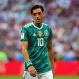 Mit der unschönen Trennung endet eine so überaus erfolgreiche Nationalmannschaftskarriere im Streit. Özil kommt am Ende auf 92 Länderspiele und 23 Tore. Das Bild zeigt ihn im letzten Spiel bei der WM in Russland, wo Deutschland nach einer 0:2-Niederage nach der Vorrunde ausscheidet. Es zeigt die typischen hängenden Schultern, die man ihm zeit seiner Karriere immer wieder zum Vorwurf macht.