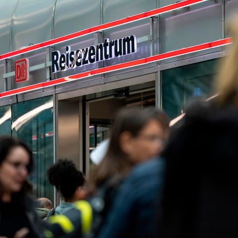 Bahnstreik Bahnhof Reisende
