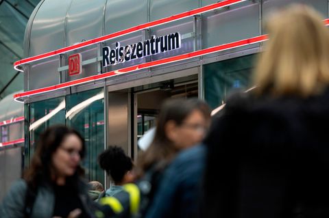 Bahnstreik Bahnhof Reisende