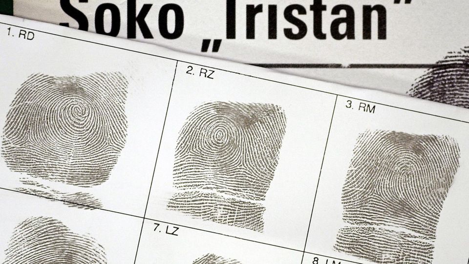 Auf einer "Fingerabdruckkarte" sind die Fingerabdrücke einer männlichen Hand von der Soko "Tristan" im Polizeipräsidium Frankfurt zu sehen
