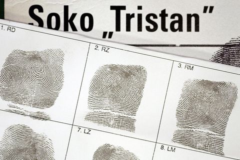 Auf einer "Fingerabdruckkarte" sind die Fingerabdrücke einer männlichen Hand von der Soko "Tristan" im Polizeipräsidium Frankfurt zu sehen