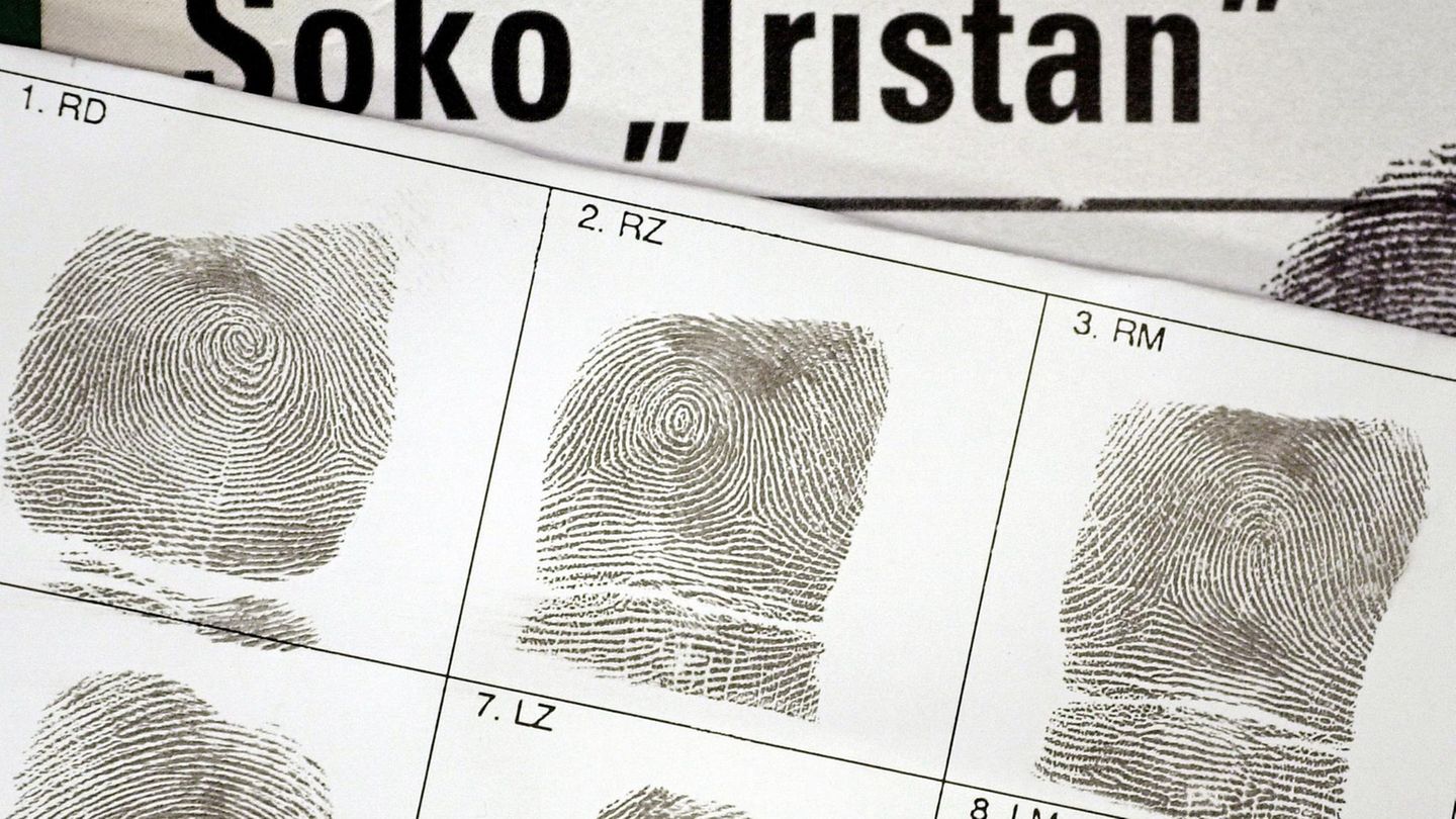 Auf einer "Fingerabdruckkarte" sind die Fingerabdrücke einer männlichen Hand von der Soko "Tristan" im Polizeipräsidium Frankfurt zu sehen