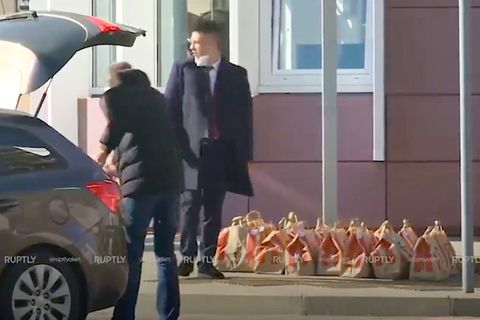 KFC-Tüten vor Xi-Hotel: Isst die chinesische Deligation US-Fast-Food?