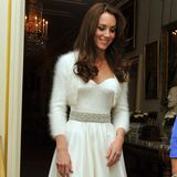 Wir erinnern uns an das traumhafte Brautkleid, in dem Kate Middleton am 29. April 2011 die Westminster Abbey in London betrat und als Herzogin von Cambridge herauskam. Doch der weiße Prinzessinnentraum aus Spitze und Seide war nicht das einzige prachtvolle Kleid, das die Braut an diesem Tag trug. Für den Empfang von Queen Elizabeth II. im Buckingham Palace zog sich Kate um und glänzte danach in einem Seidentraum mit Herzausschnitt und Kristallgürtel. Dieses Kleid hatte wie auch schon das Brautkleid aus der Kirche Sarah Burton, Kreativdirektorin des Labels Alexander McQueen, in Abstimmung mit der Braut entworfen.