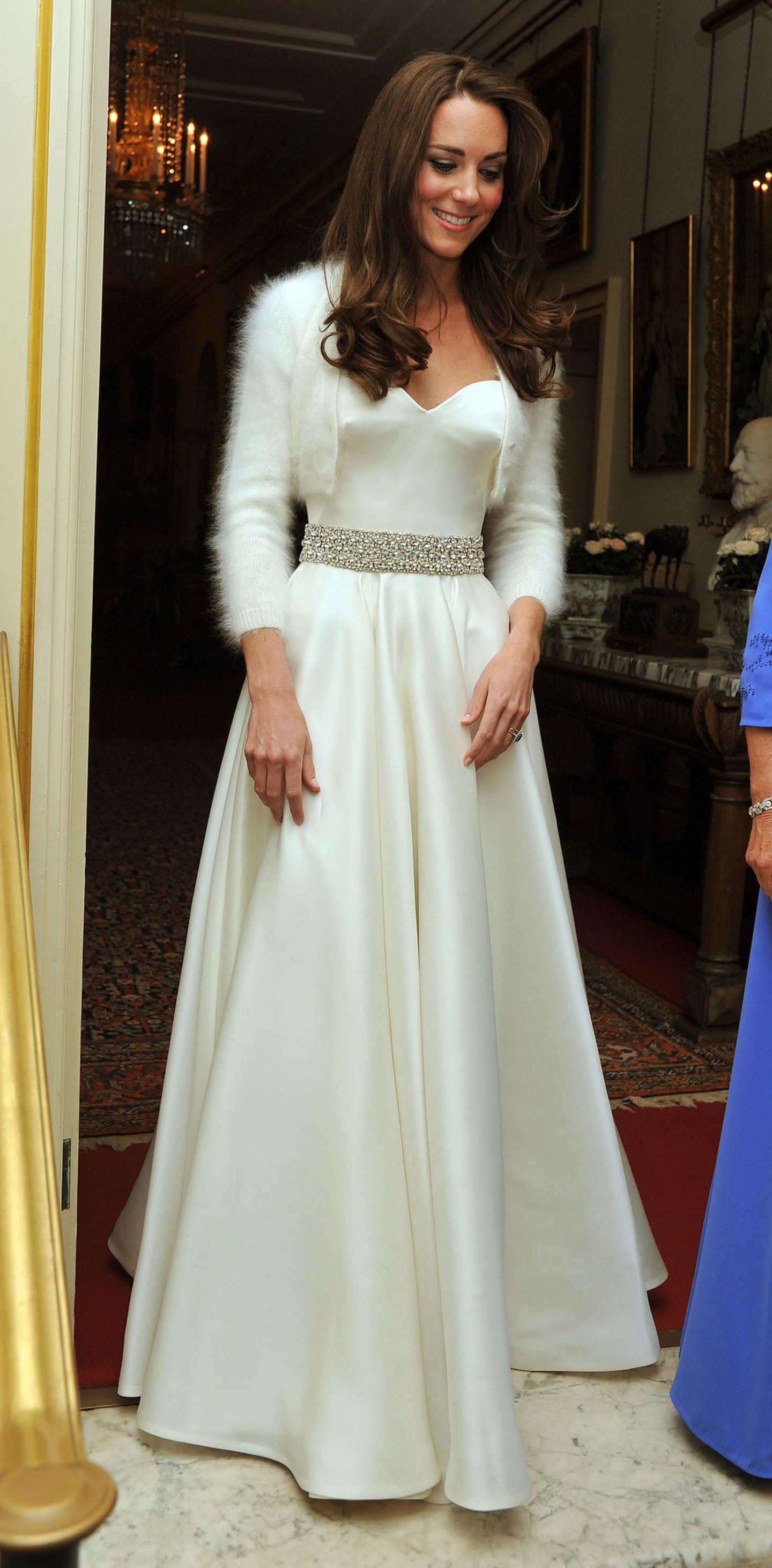Wir erinnern uns an das traumhafte Brautkleid, in dem Kate Middleton am 29. April 2011 die Westminster Abbey in London betrat und als Herzogin von Cambridge herauskam. Doch der weiße Prinzessinnentraum aus Spitze und Seide war nicht das einzige prachtvolle Kleid, das die Braut an diesem Tag trug. Für den Empfang von Queen Elizabeth II. im Buckingham Palace zog sich Kate um und glänzte danach in einem Seidentraum mit Herzausschnitt und Kristallgürtel. Dieses Kleid hatte wie auch schon das Brautkleid aus der Kirche Sarah Burton, Kreativdirektorin des Labels Alexander McQueen, in Abstimmung mit der Braut entworfen.