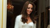 Wir erinnern uns an das traumhafte Brautkleid, in dem Kate Middleton am 29. April 2011 die Westminster Abbey in London betrat und als Herzogin von Cambridge herauskam. Doch der weiße Prinzessinnentraum aus Spitze und Seide war nicht das einzige prachtvolle Kleid, das die Braut an diesem Tag trug. Für den Empfang von Queen Elizabeth II. im Buckingham Palace zog sich Kate um und glänzte danach in einem Seidentraum mit Herzausschnitt und Kristallgürtel. Dieses Kleid hatte wie auch schon das Brautkleid aus der Kirche Sarah Burton, Kreativdirektorin des Labels Alexander McQueen, in Abstimmung mit der Braut entworfen.